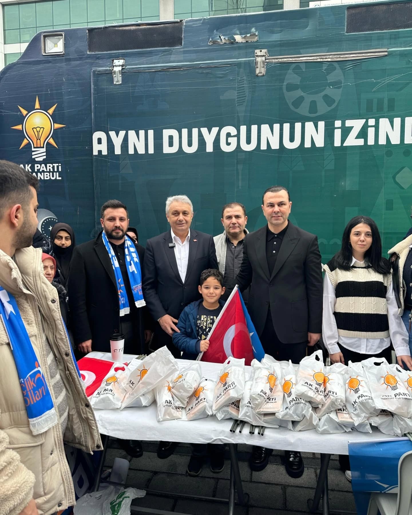 İstanbul Milletvekilimiz Sayın Seyithan İzsiz  ile birlikte Tabela Meydan'da kurulan AK Noktamızda vatandaşlarımıza bir araya geldik.